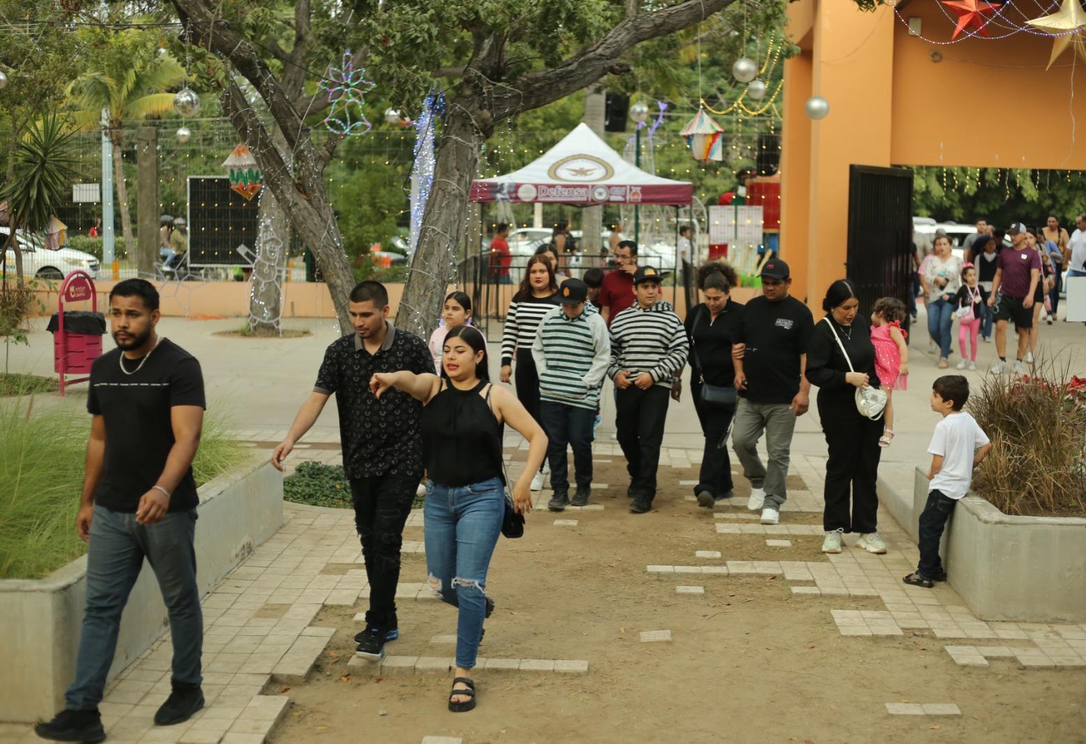 $!Pasan un domingo de magia y diversión en la Villa Navideña de Mazatlán