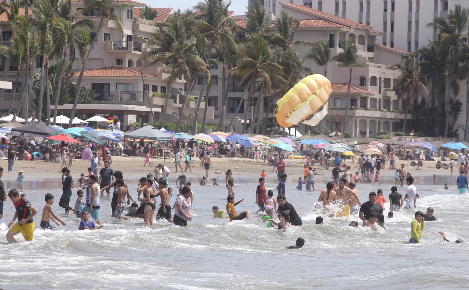 $!Playas de Mazatlán lucen abarrotadas en el Sábado de Gloria