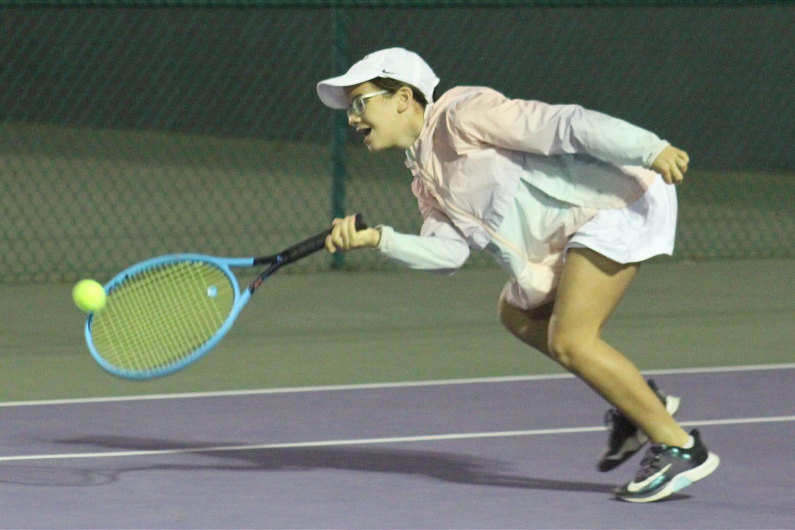 $!Ximena Ramos impone su saque en la Copa Carnaval Amstel Ultra