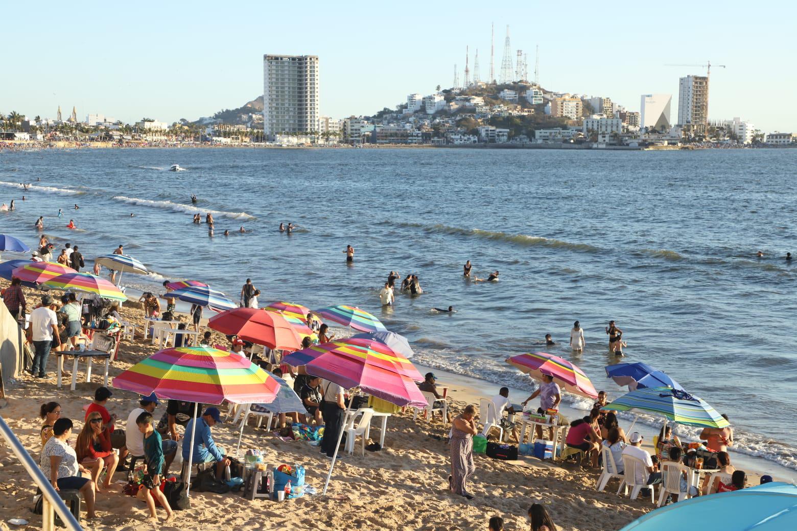 $!Registra Mazatlán récord en playas: 140 mil bañistas en un solo día