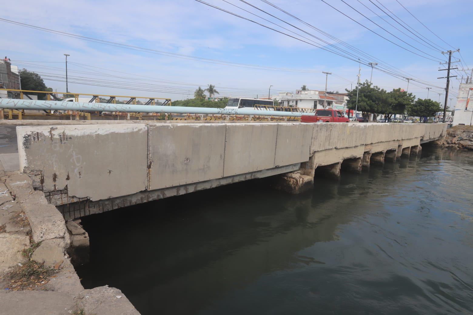 $!Presenta Puente Juárez estragos del tiempo con múltiples daños en su estructura