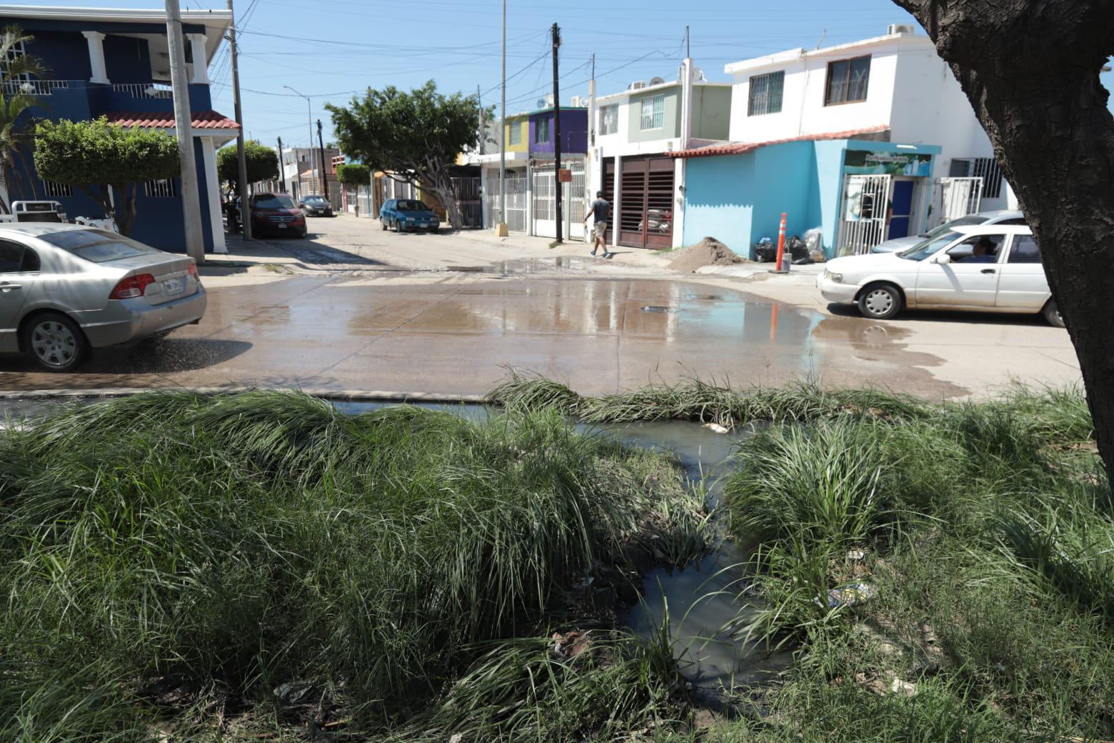 $!Fugas de drenaje inundan tramo de la avenida Santa Rosa, en Mazatlán