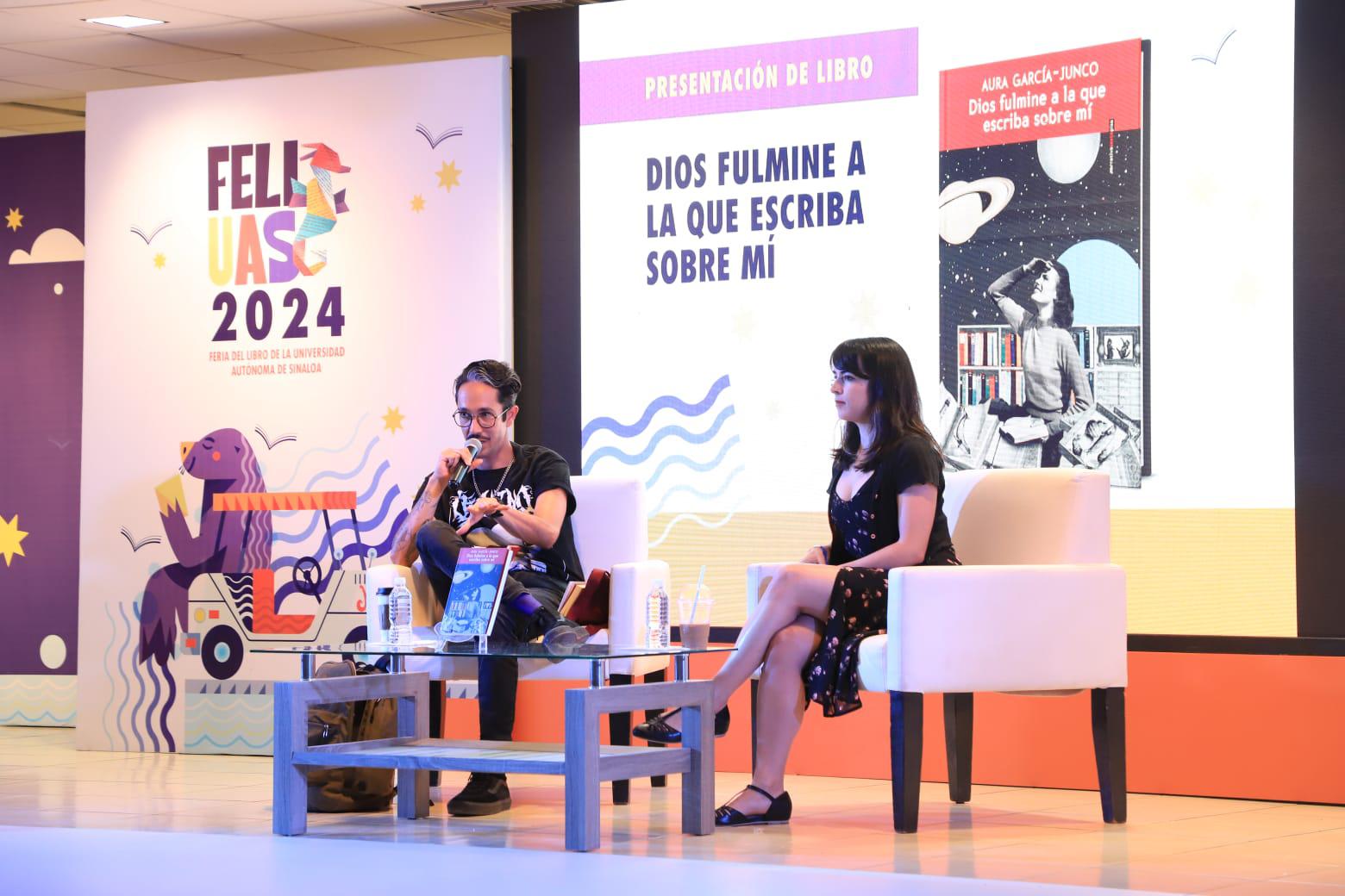 $!El también escritor y ensayista mazatleco, Diego Rodríguez Landeros, fue quien acompañó sobre el escenario a la invitada a la FeliUAS 2024.