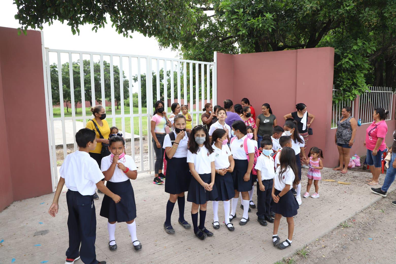 $!Padres de familia protestan en primaria de El Zapote, en Mazatlán; exigen a SEPyC aires acondicionados