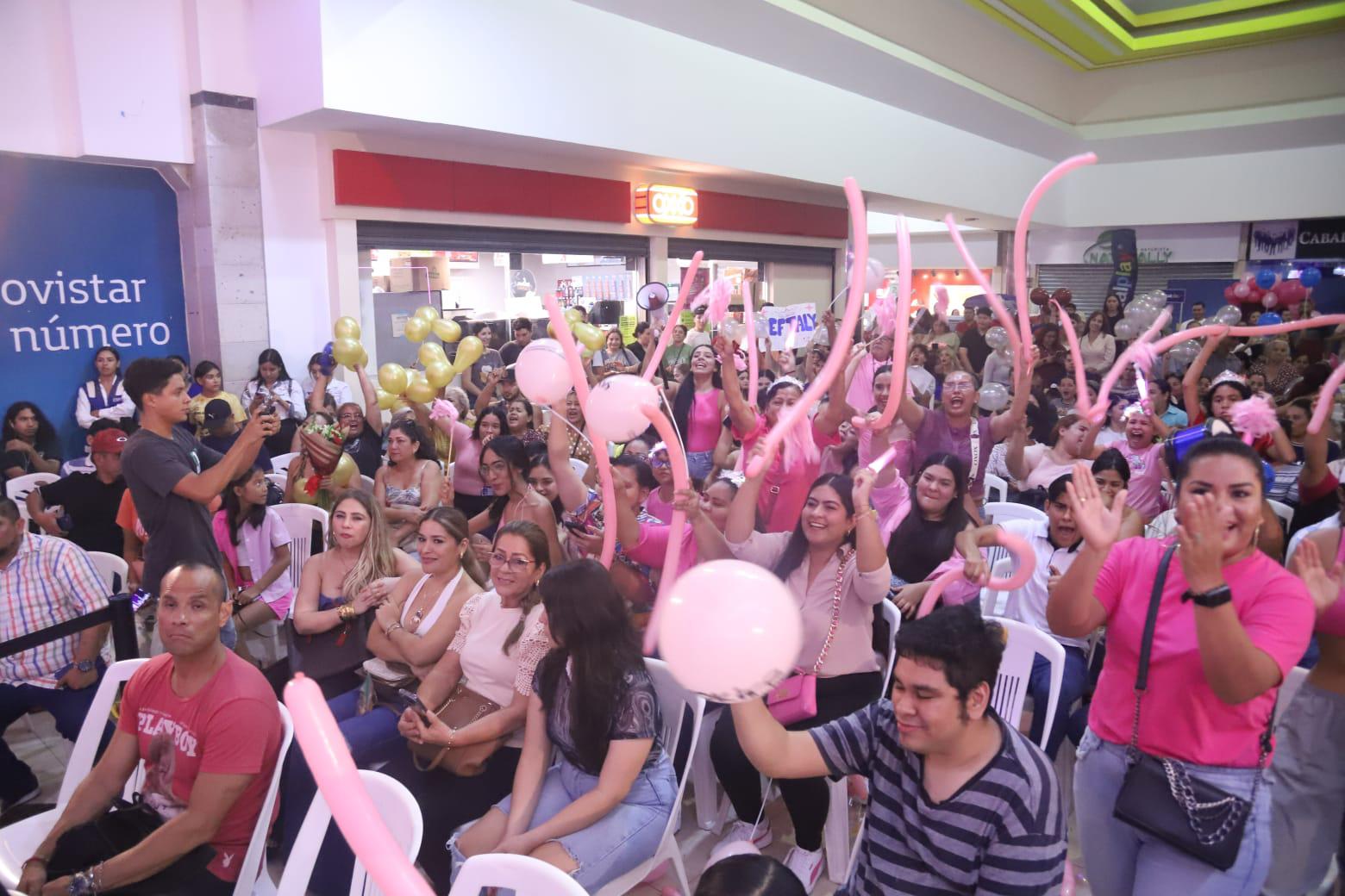 $!Las porras de las participantes estuvieron apoyando en todo momento.