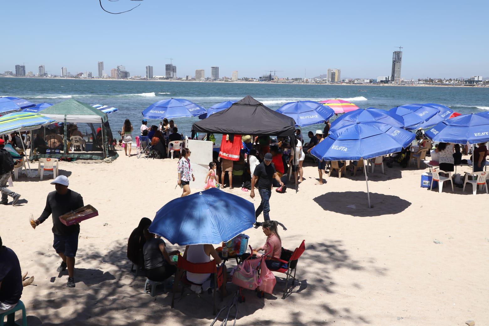 $!Vibra Mazatlán con miles de visitantes en playas y atractivos turísticos