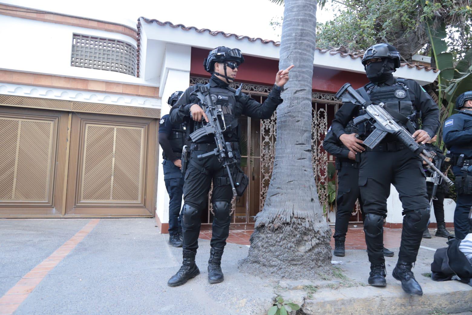 $!Dos horas después, Seguridad Pública de Mazatlán llegó a protesta y detuvo a uno