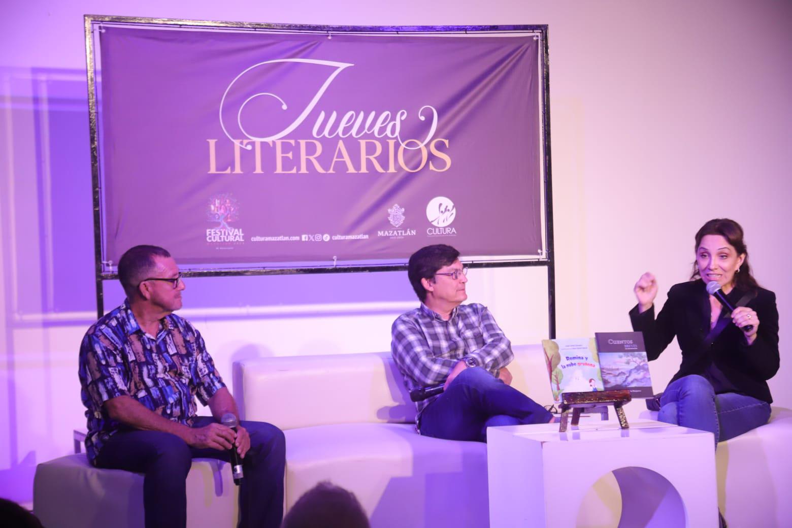 $!La artista Frida Fernández felicitó al autor por sus relatos de gran interés.