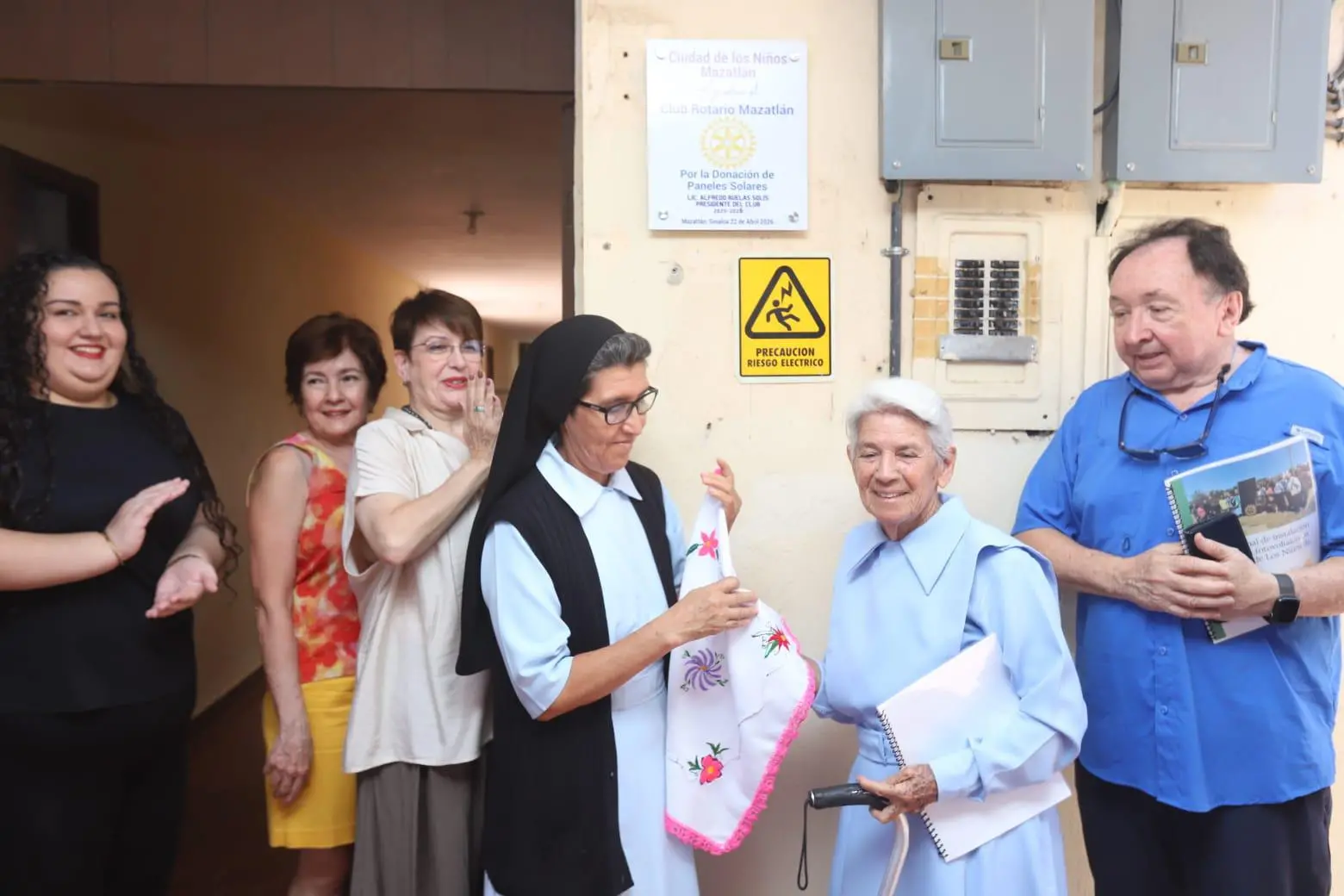 $!Dona Club Rotario Mazatlán 24 paneles solares a la Ciudad de los Niños