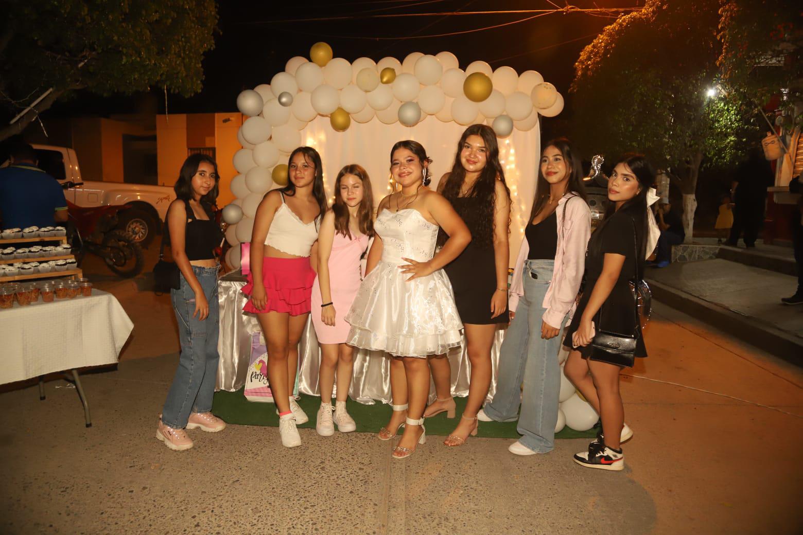 $!La quinceañera entre sus amigas Flor Elena Valdés, Stephanie Joselyne Roacho, Danna Camila Ibarra, María Isabel Ibarra, Ana Paola Carrillo y Day Campos.