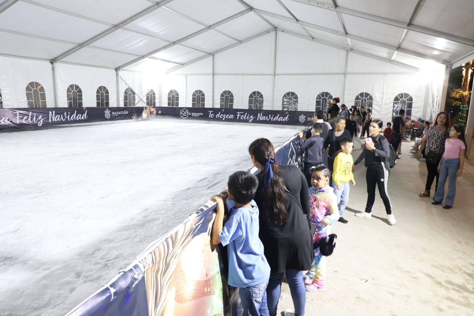 $!Ilumina la Villa Navideña el Parque Central de Mazatlán