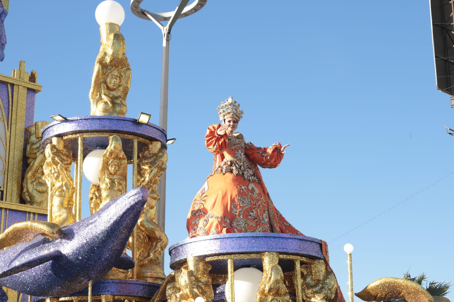 $!Color y alegría inundan el malecón de Mazatlán durante el segundo desfile del Carnaval