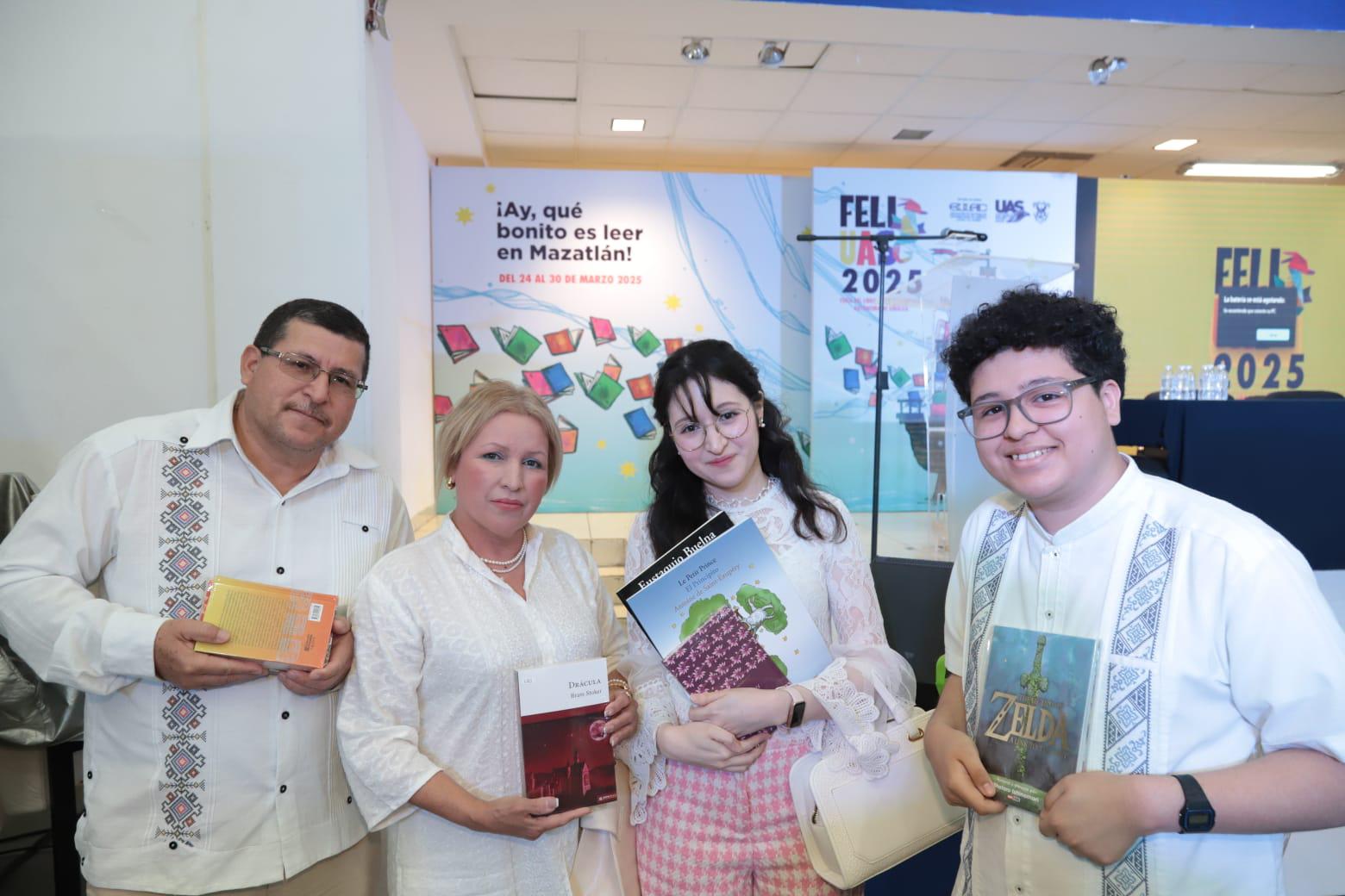 $!José Benito Sánchez y Audelia Arciniega junto a sus hijos, María Jesús Sánchez y Joseph Benedit Sánhez.