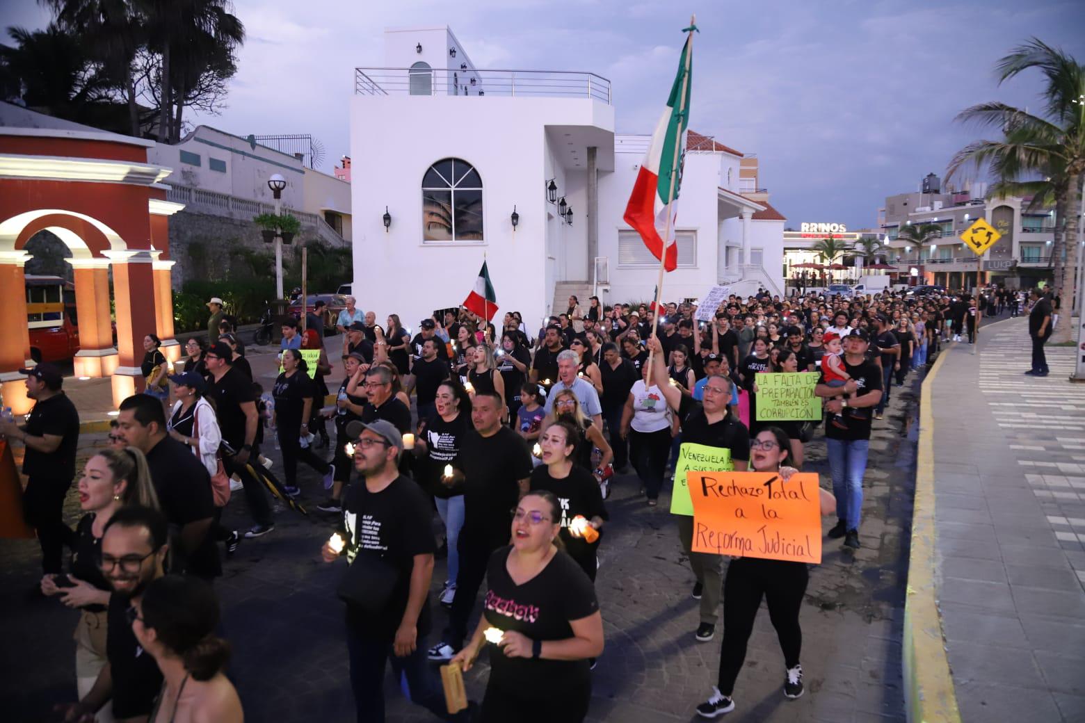 $!Marchan en Mazatlán por la defensa de la autonomía del Poder Judicial