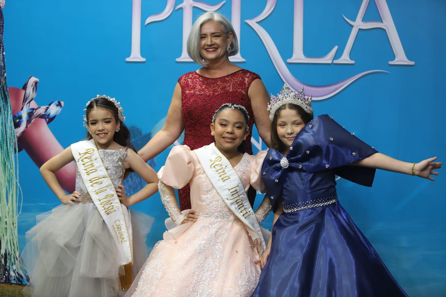 $!Paulina Carrillo Collard, quien es la homenajeada por sus 50 años de ser Reina Infantil del Carnaval 1975, junto a las pequeñas Ximena Lizárraga, Ángela Salazar y Givanna Miranda.