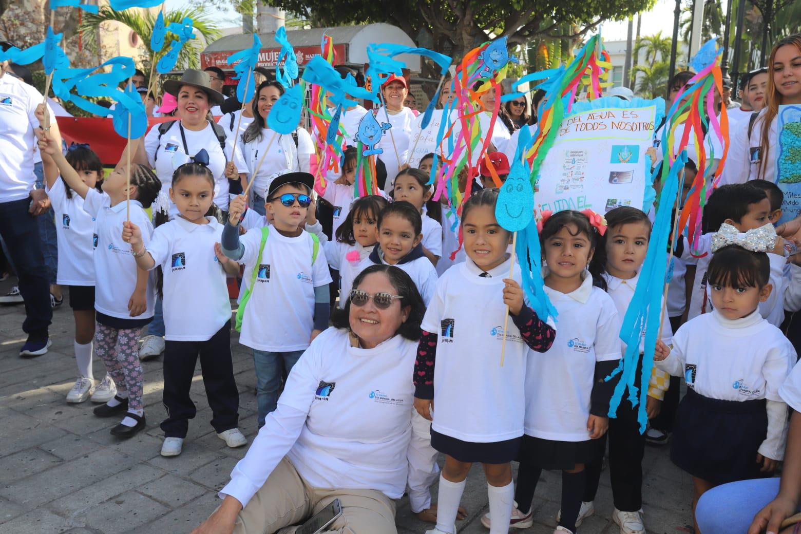 $!Realizan desfile y pintan mural para concientizar sobre el uso adecuado del agua