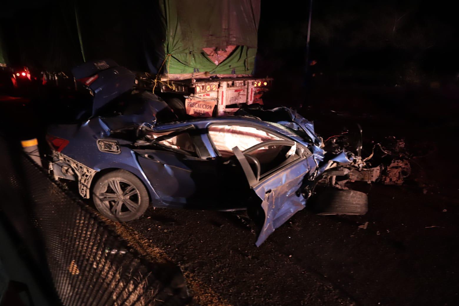 $!Aparatosa carambola en la Internacional, al sur de Mazatlán, deja 2 muertos y 8 heridos