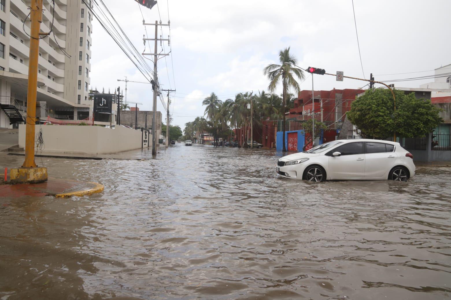 $!Cae fuerte lluvia acompañada de granizo en Mazatlán