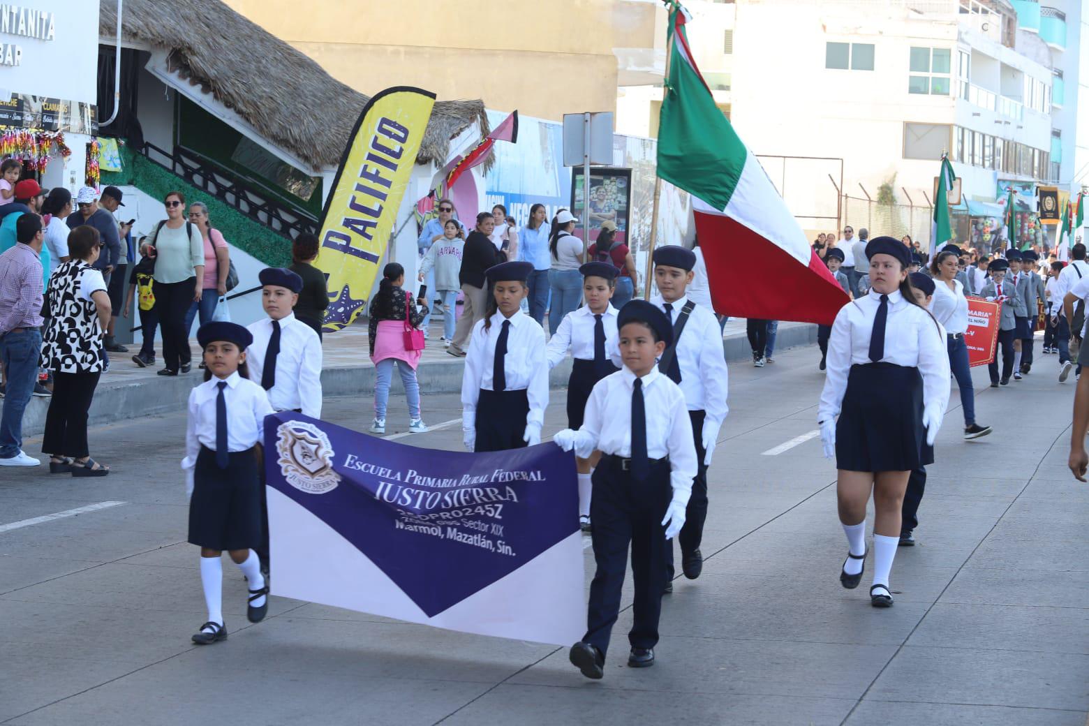 $!Se viste Avenida del Mar de tricolor por desfile de escoltas de Bandera