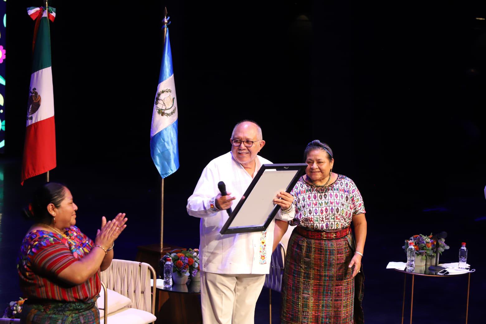 $!Con espectáculo mexicano reciben a Rigoberta Menchú en el Ángela Peralta