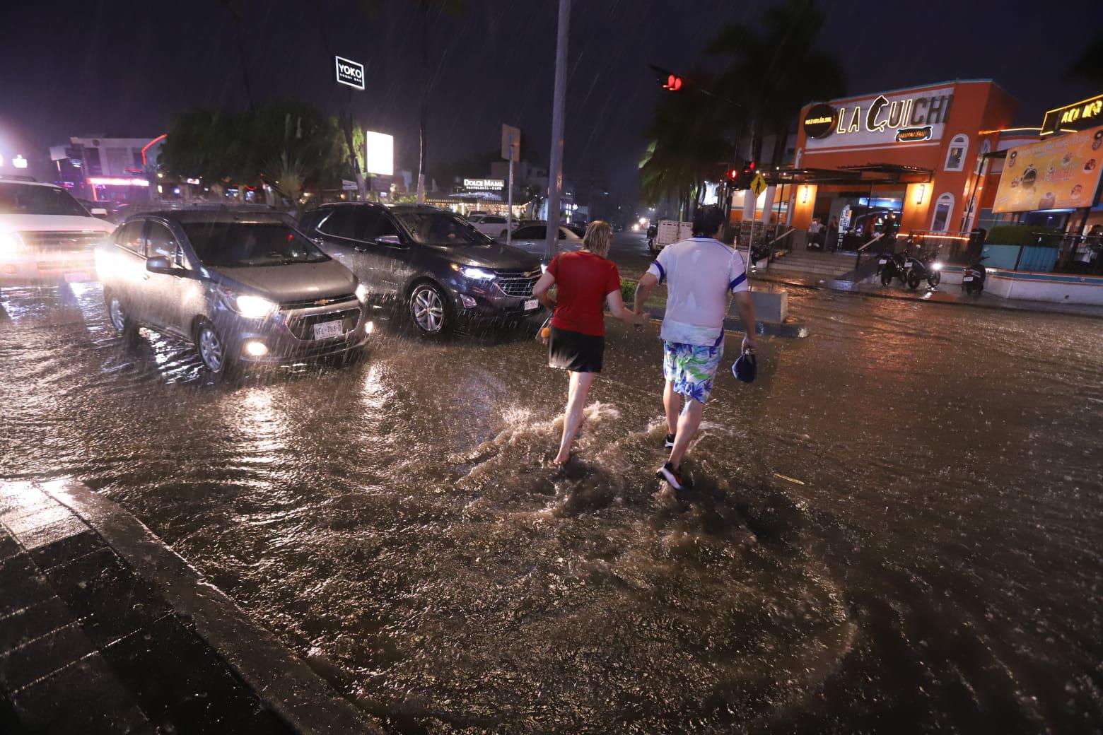 $!Azota tormenta a Mazatlán y al sur de Sinaloa