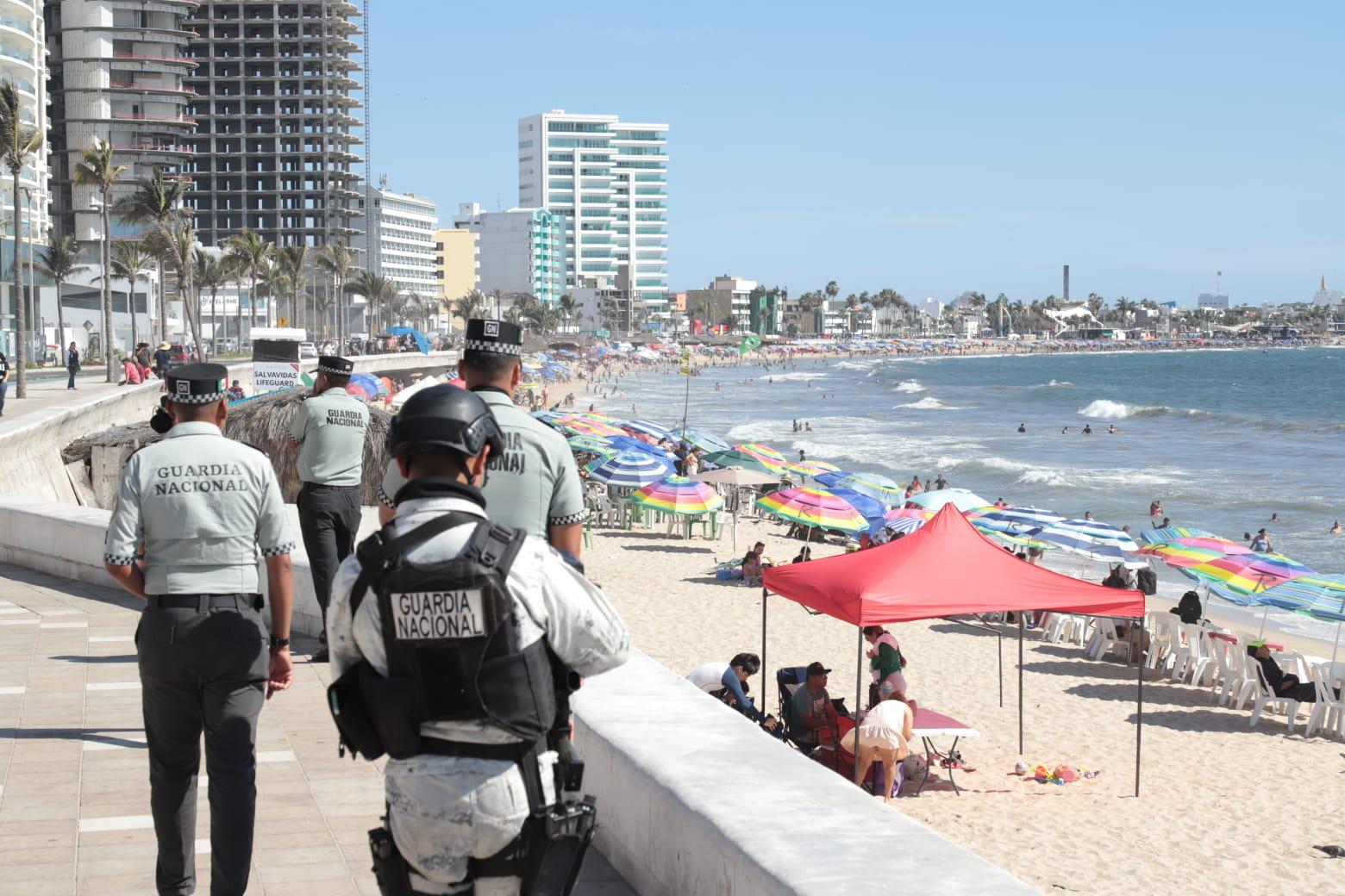 $!Locales y turistas continúan en las playas de Mazatlán en el cierre de Semana Santa