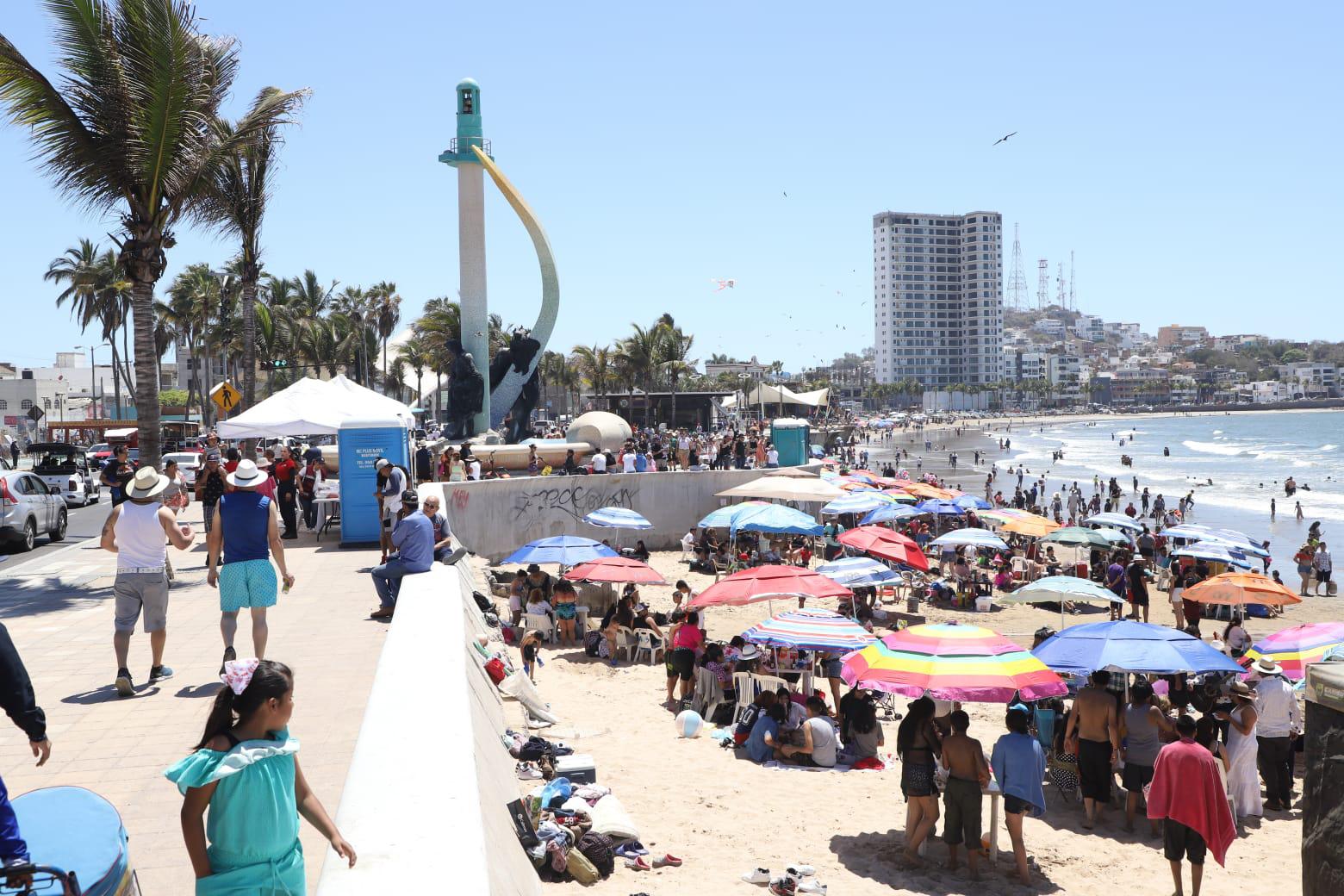 $!Vibra Mazatlán con miles de visitantes en playas y atractivos turísticos