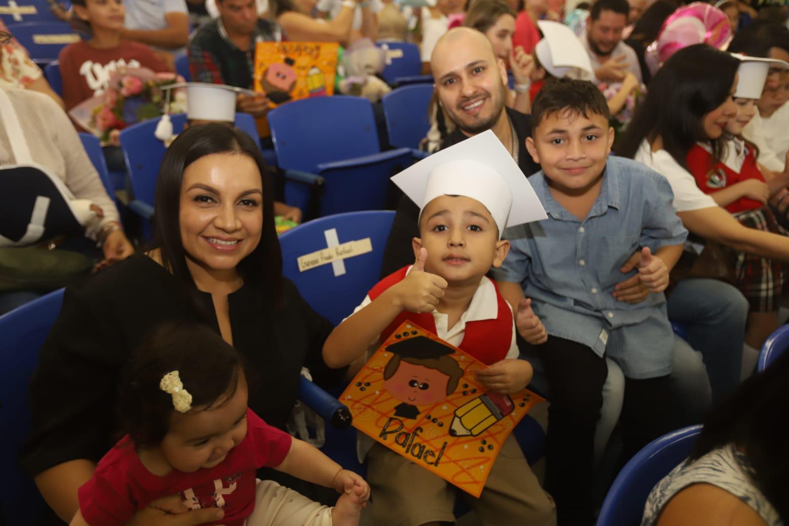 $!Rafael entre sus padres, Sonia Prado y Cristian Guevara, y sus hermanos, Paula e Iván.