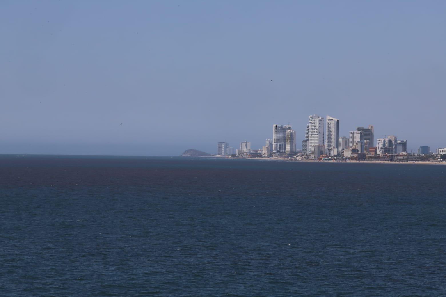 $!Marea roja en la bahía de Mazatlán, preocupa por su toxicidad e impacto ambiental