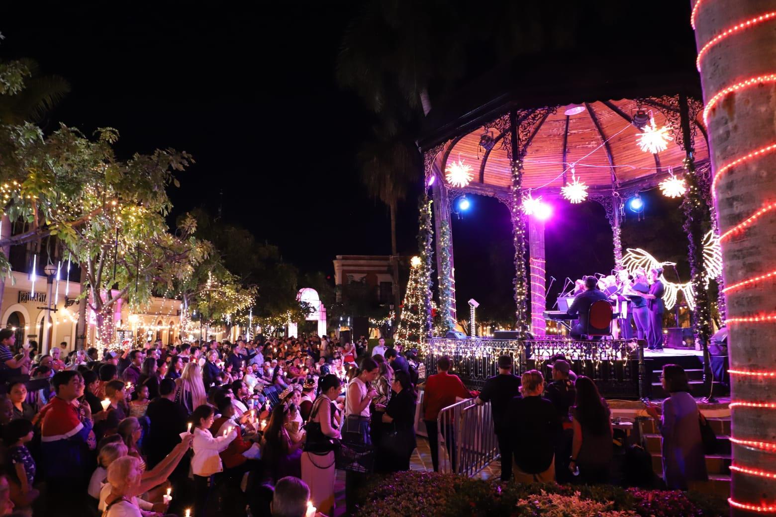 $!Se enciende la mágica luz de la Navidad en la Plazuela Machado, en Mazatlán