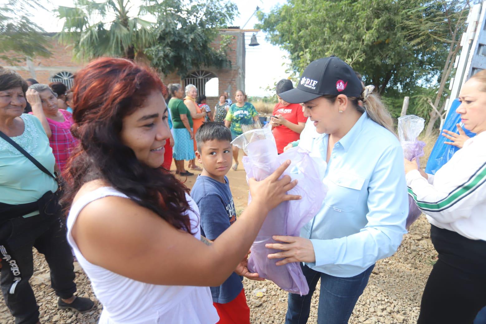 $!Entrega DIF Municipal apoyo de empresas a familias de Mazatlán