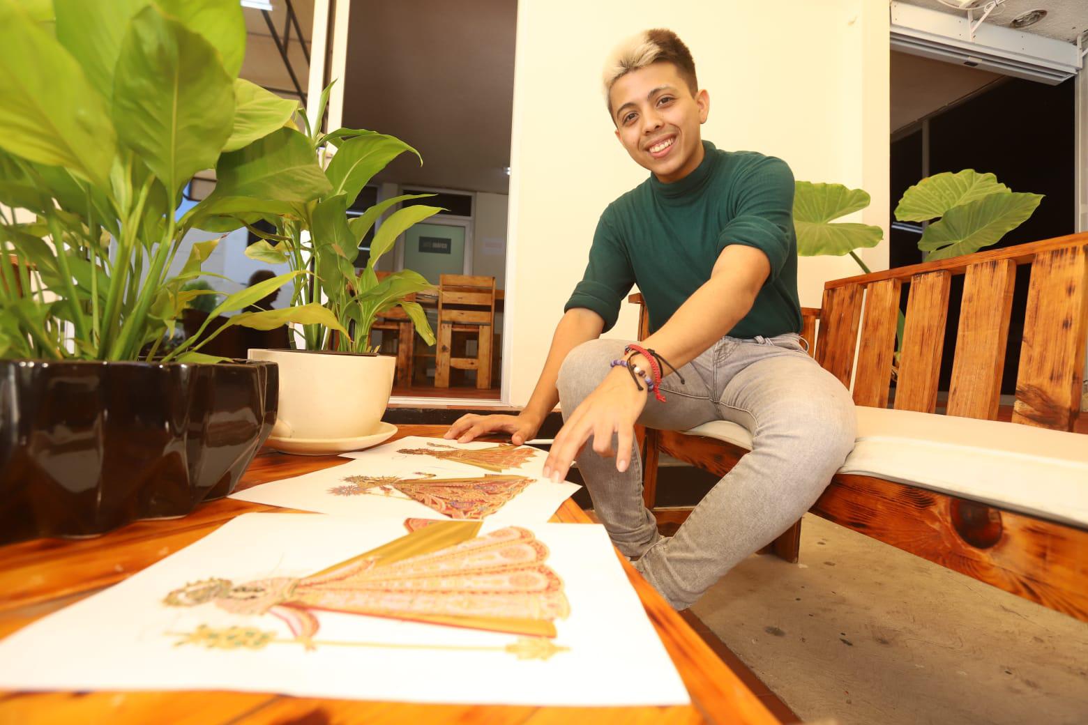 $!El Instituto de Cultura de Mazatlán le dio la oportunidad de diseñar el vestido de la Reina de los Juegos Florales; el atuendo de la Reina Infantil y de Reina de la Poesía, así como de cada una de las princesas reales.