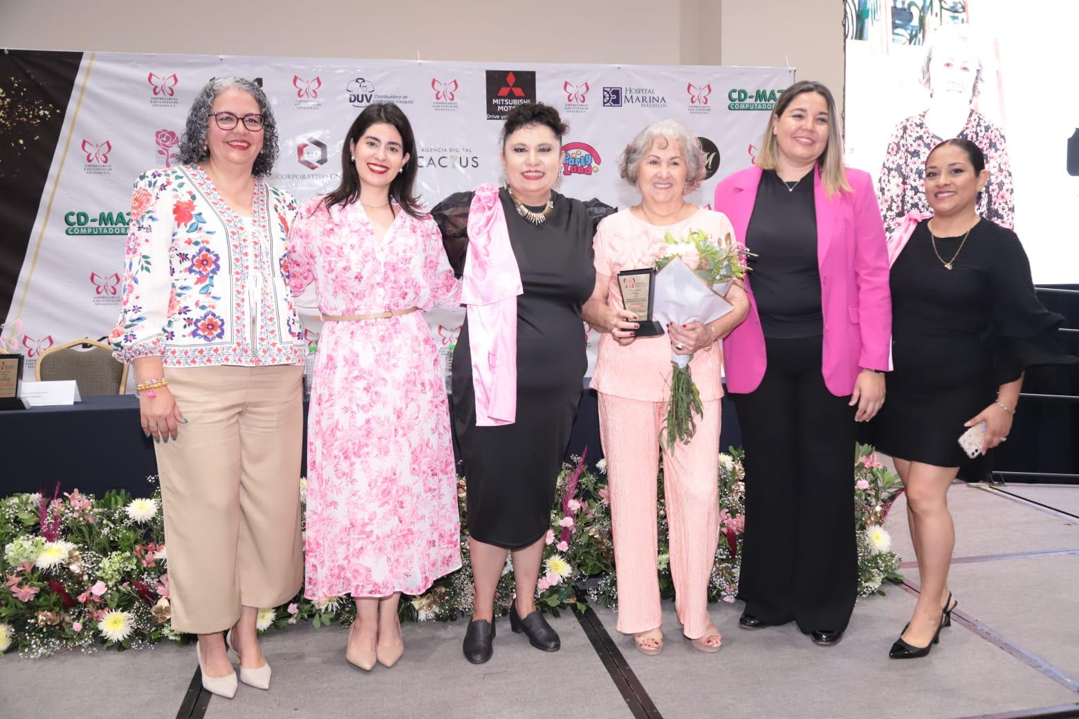 $!La galardonada entre integrantes de la organización Empresarias Ejecutivas de Sinaloa.