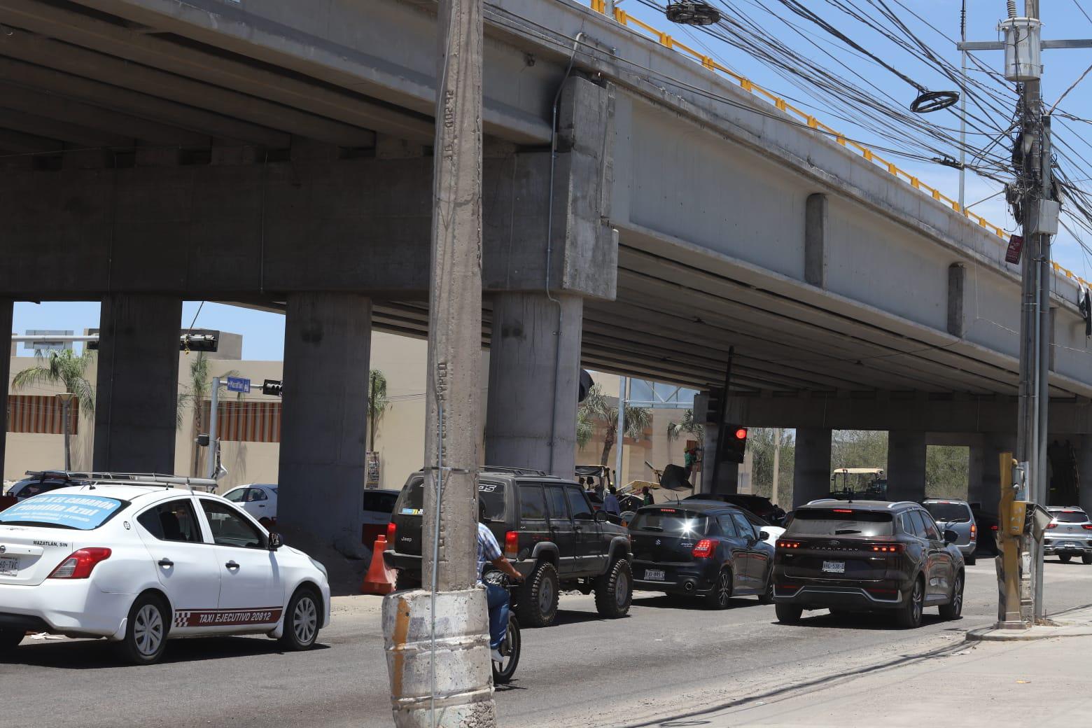 $!Comerciantes exigen información por obras en paso superior al norte de Mazatlán