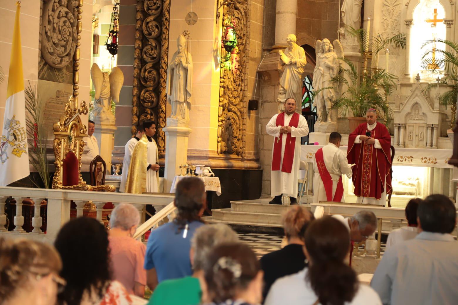 $!Encabeza Obispo de Mazatlán bendición de palmas en Catedral este Domingo de Ramos
