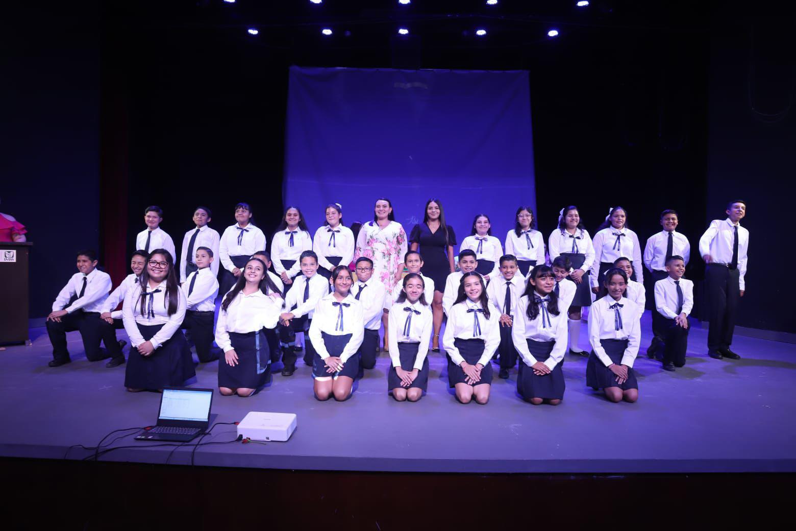 $!Los niños del Sexto C entre sus profesoras Hilda Fabiola Osuna Lizárraga y Jéssica Coronado.