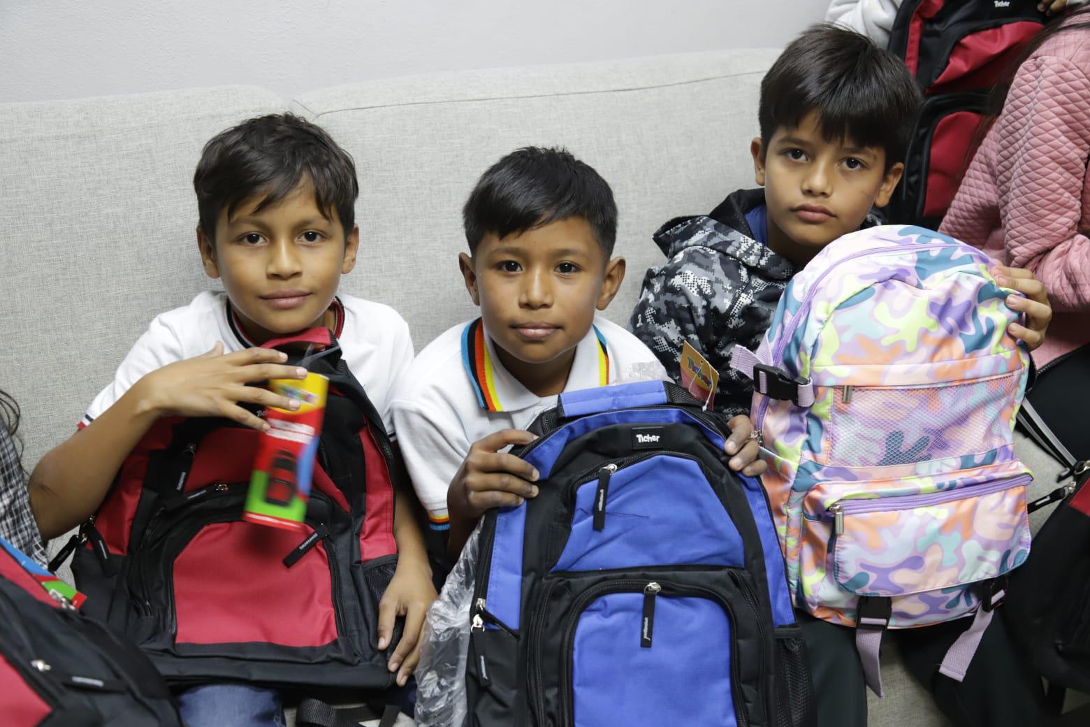 $!Entregan Reyes Magos mochilas nuevas a un grupo de niñas y niños afortunados