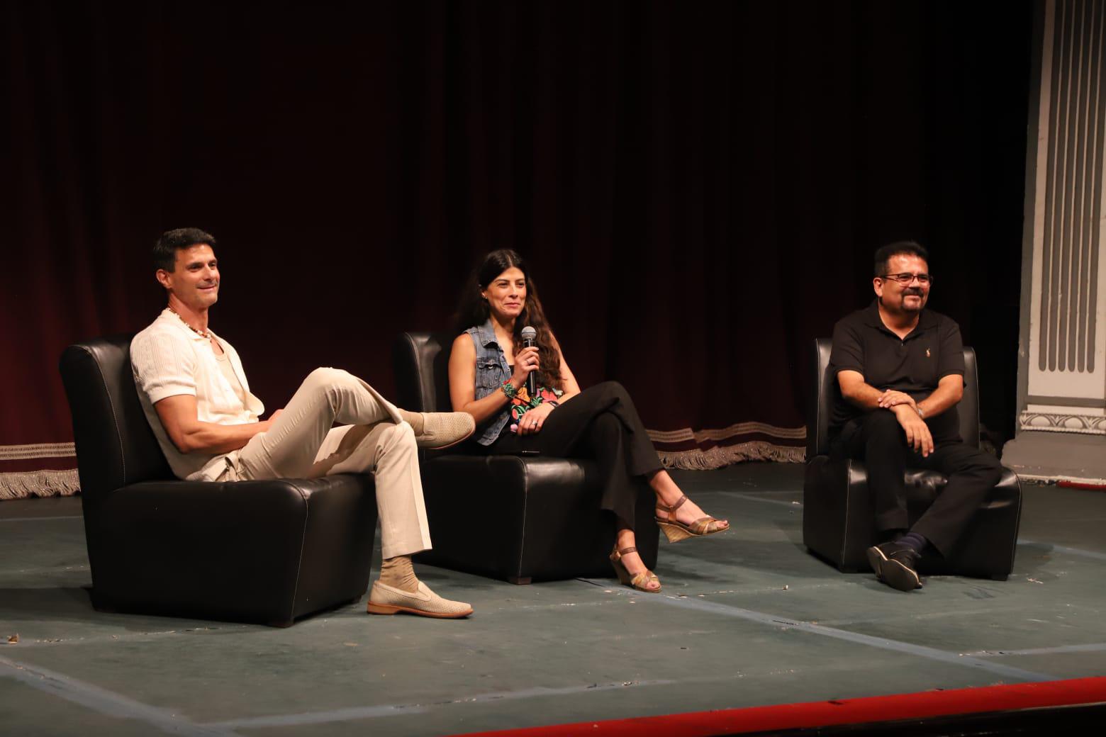 $!El cineasta sinaloense Alan Jonsson Gavica y la creadora del guión, y co-directora Leticia Fabián, crearon este documental que lo protagoniza Ignacio López Tarso, realizan un conversatorio en el TAP, aquí junto al escritor Juan José Rodríguez.