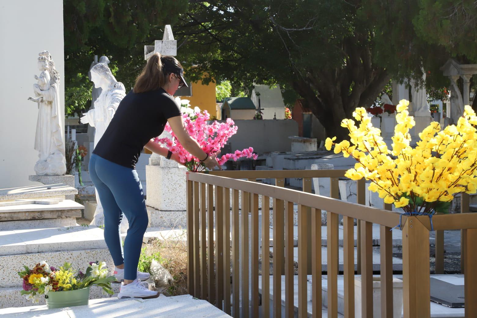 $!Tradición y nostalgia marcan la jornada del Día de Todos los Santos en Mazatlán