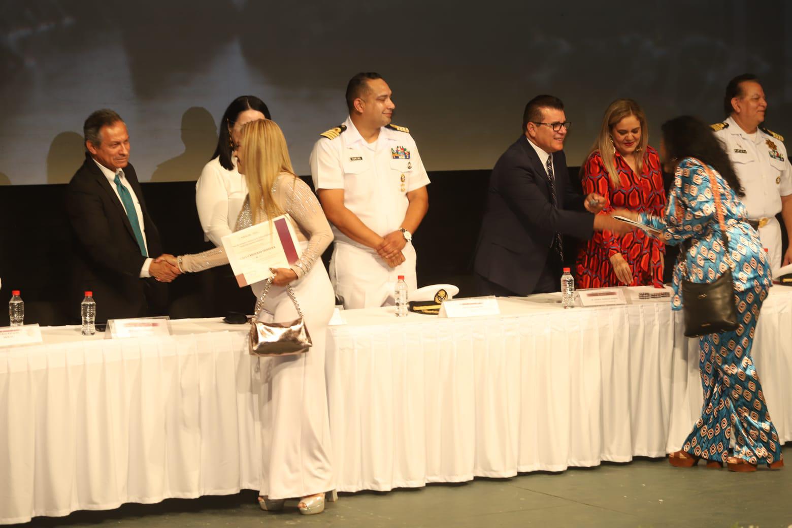 $!Entregan Medalla Rafael Ramírez 2024 a 66 maestras y maestros de Mazatlán