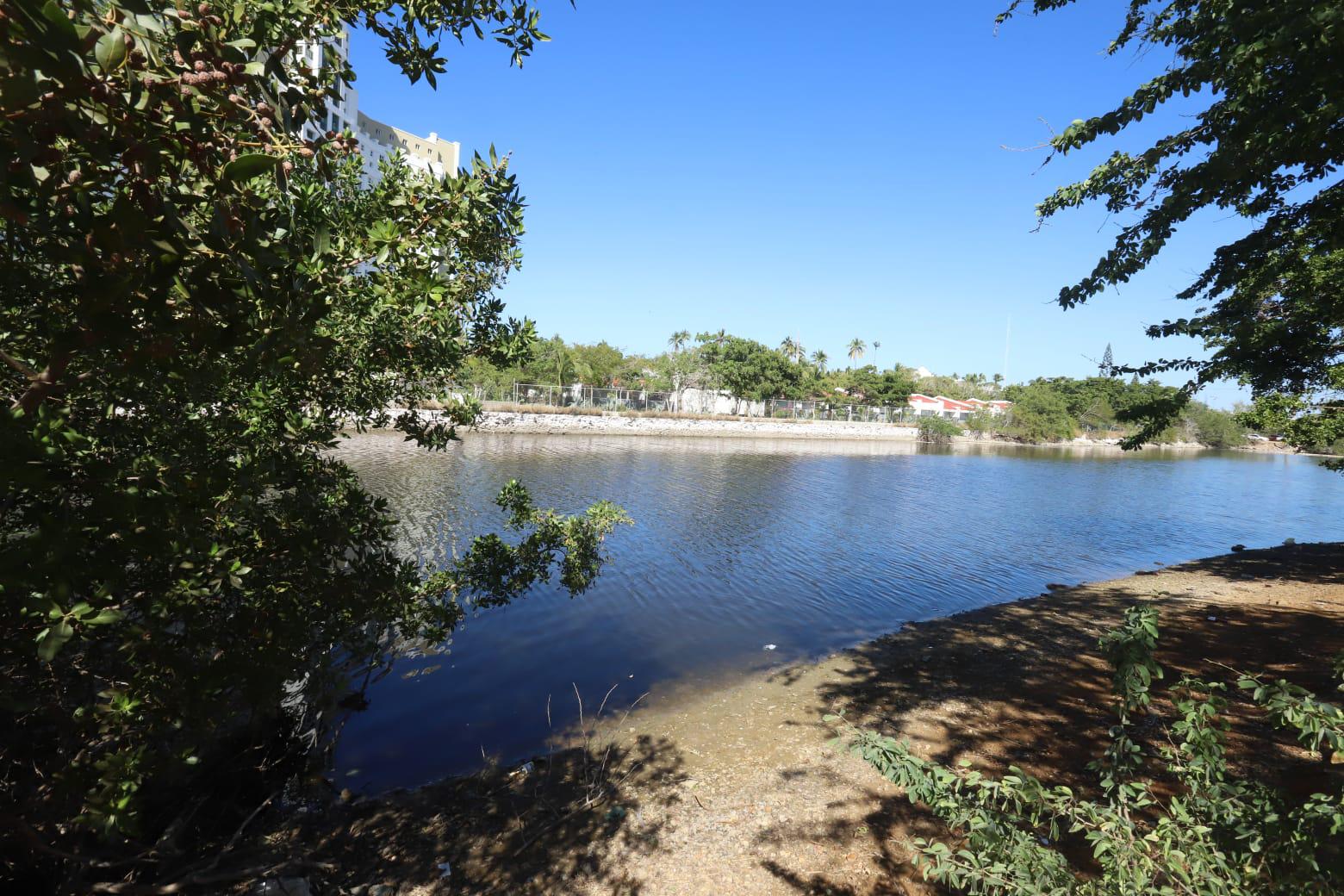$!Atiende Gobierno de Mazatlán descargas en playa Cerritos y el Estero del Yugo
