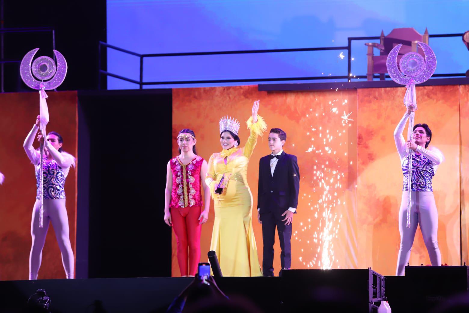 $!Bajo show de pirotecnia coronan a María Paula I, Reina Infantil del Carnaval de Mazatlán 2024