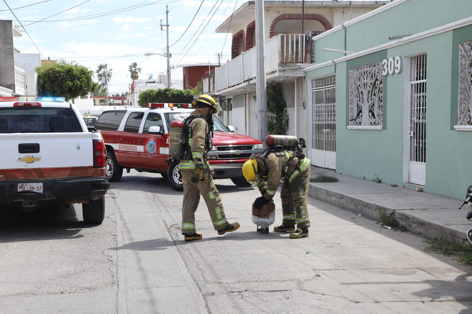 $!Atienden Bomberos explosión por fuga de gas en Mazatlán