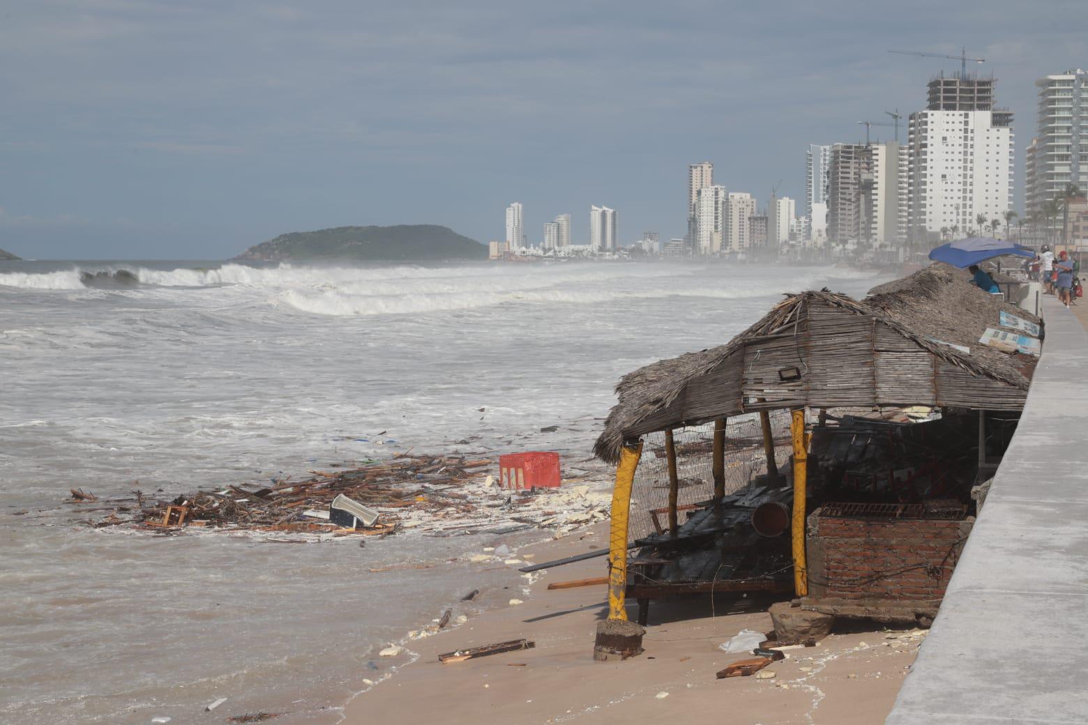 $!Marejadas ocasiona destrozos en palapas y mobiliario en playa de Mazatlán