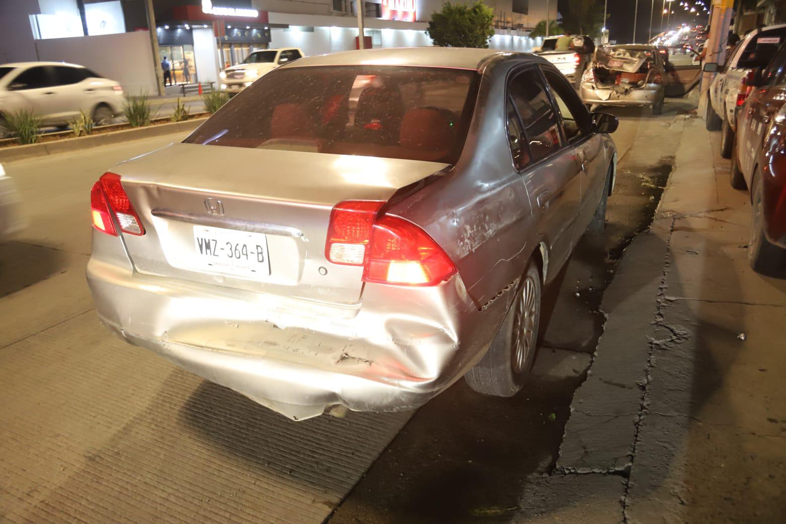 $!Carambola entre cuatro vehículos deja un lesionado, en Mazatlán