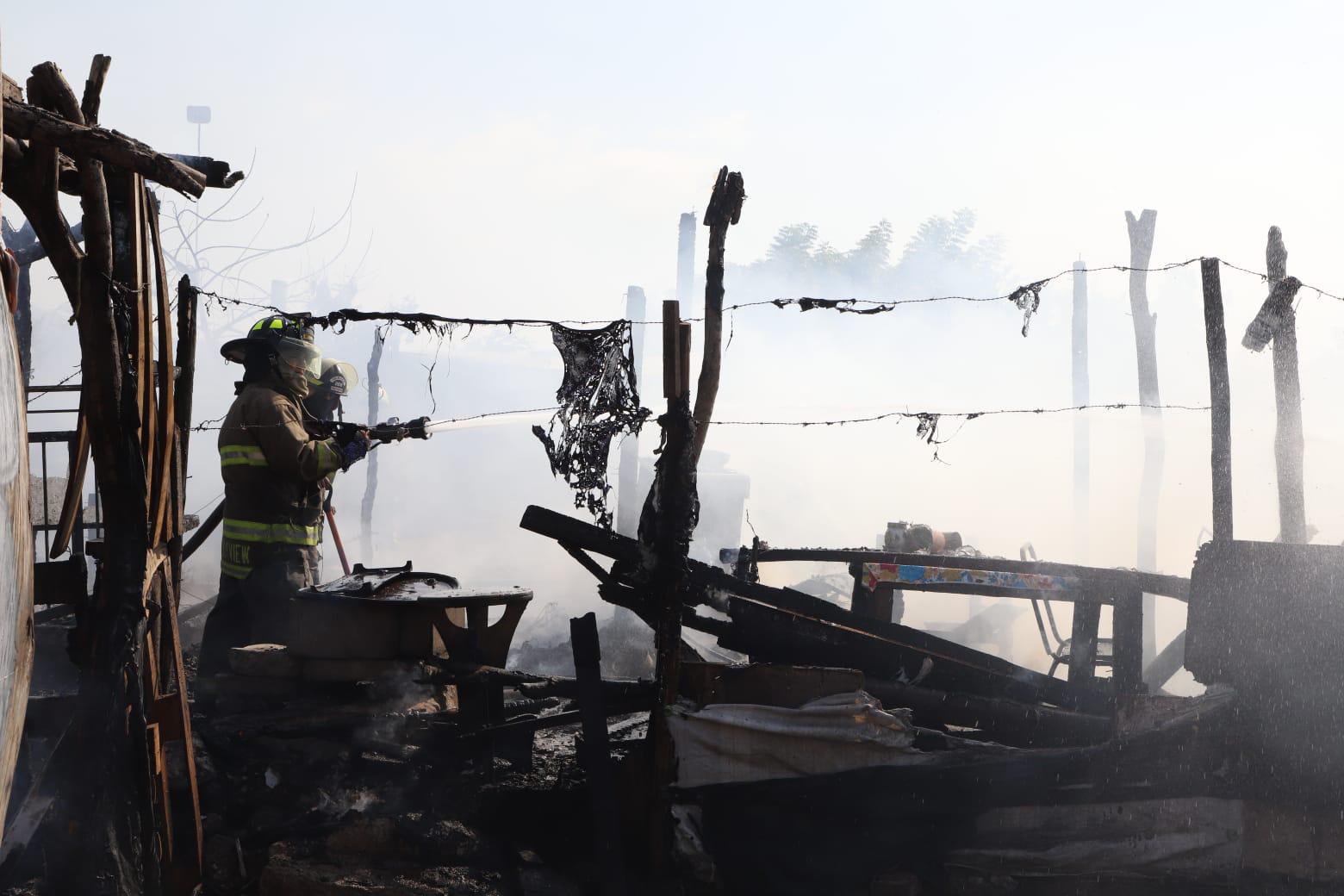 $!Se quedan sin casa cuatro familias de Mazatlán; incendio acaba con su hogar