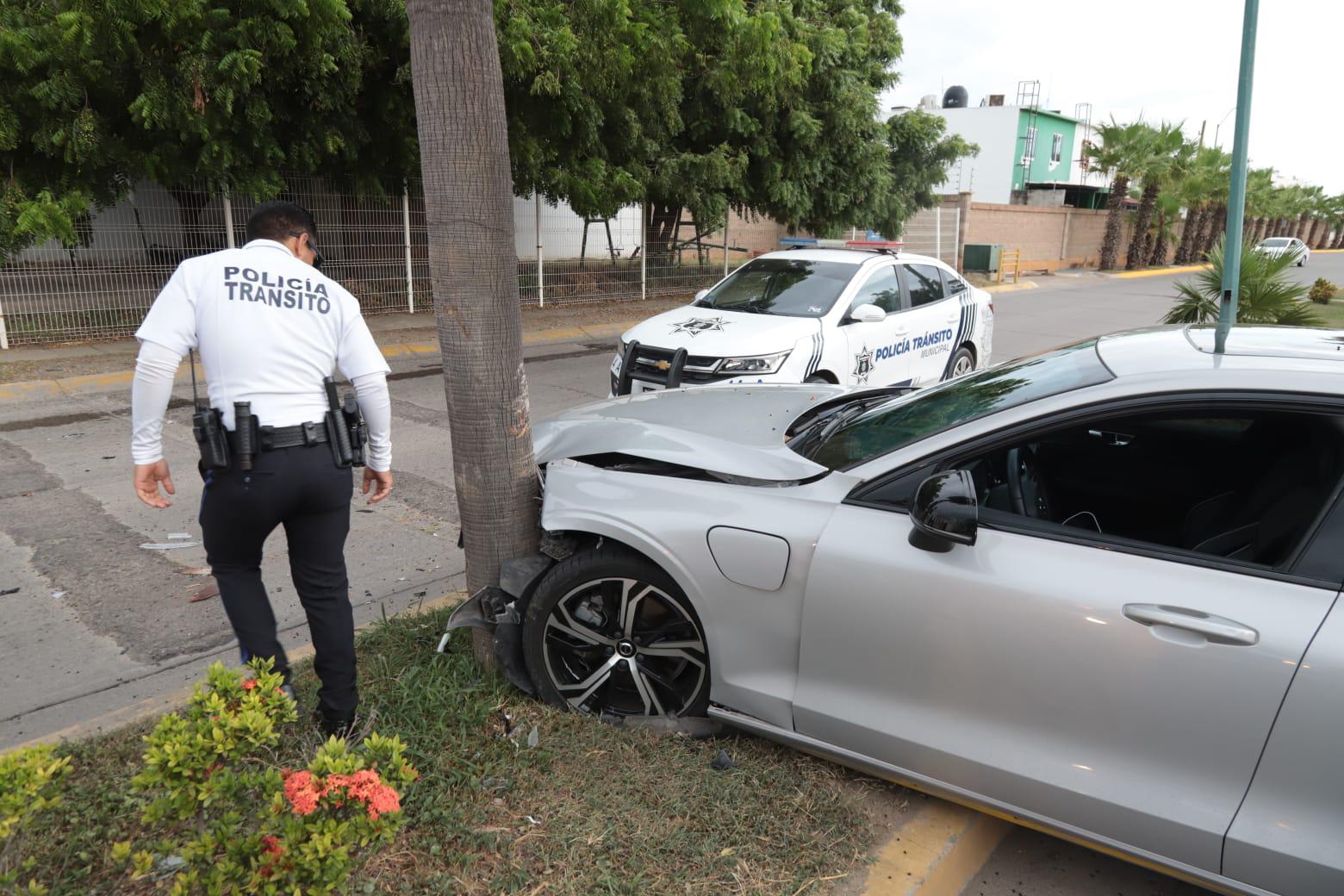 $!Auto choca contra palmera en Hacienda del Seminario, en Mazatlán