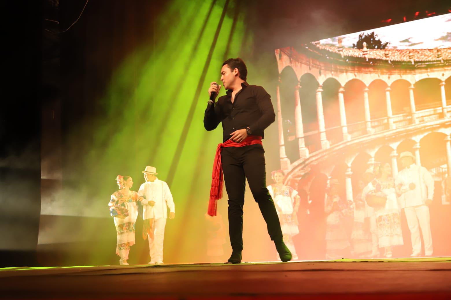 $!El Ballet Folklórico del Instituto Municipal de Cultura acompañó al cantante en algunas de sus interpretaciones.