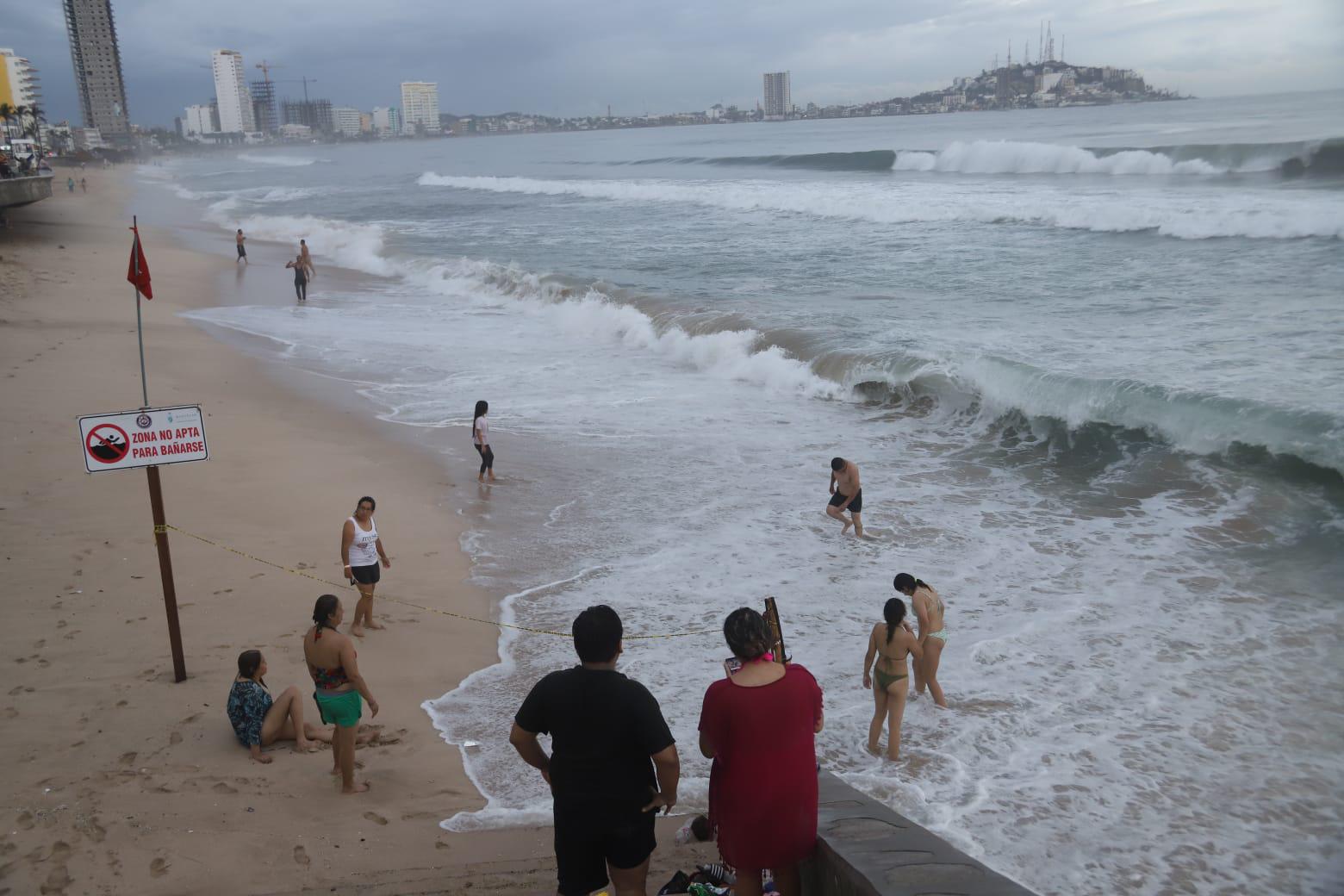 $!Dejan lluvias en Mazatlán una persona ahogada, inundaciones, apagones y colapso vial