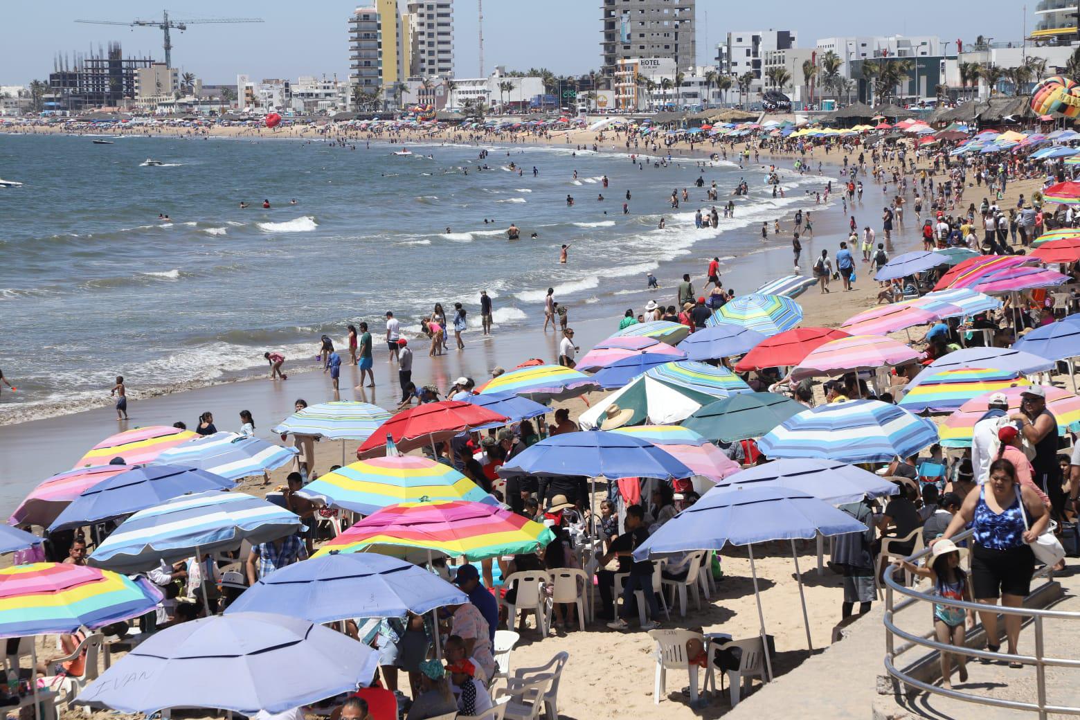 $!Vibra Mazatlán con miles de visitantes en playas y atractivos turísticos